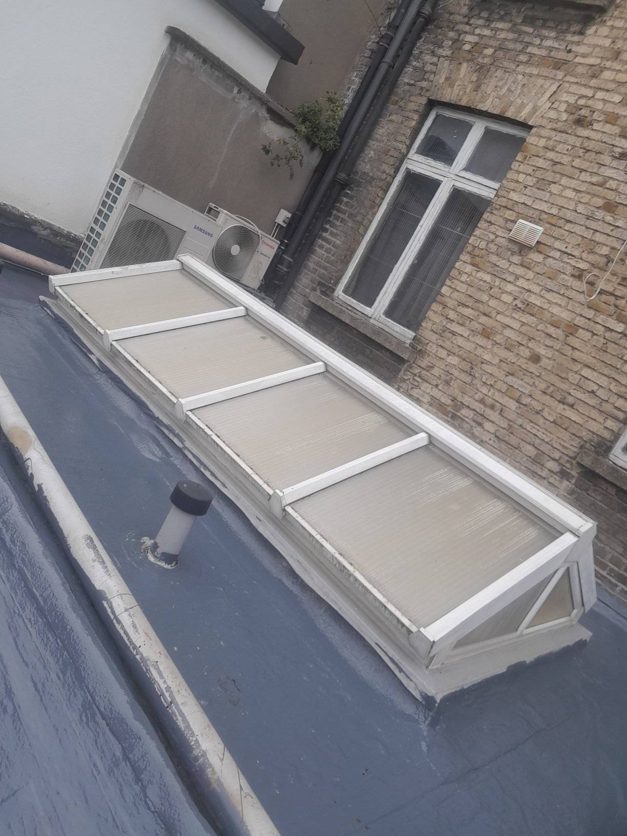 image fo a pyramid style skylight window